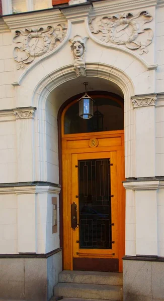 Фрагмент фасада и оформление входа в жилой дом — стоковое фото