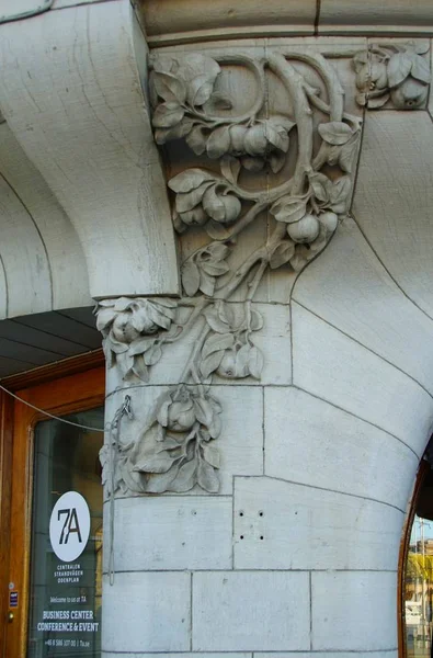 Fragment van de gevel en de vormgeving van de ingang van het appartementengebouw — Stockfoto