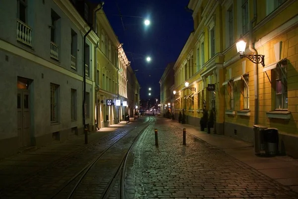 走过赫尔辛基的夜晚 — 图库照片