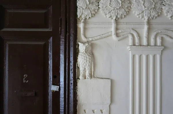 Fragment van het interieur van de centrale trap van een Art Nouveau woontoren ter Baskov Lane — Stockfoto