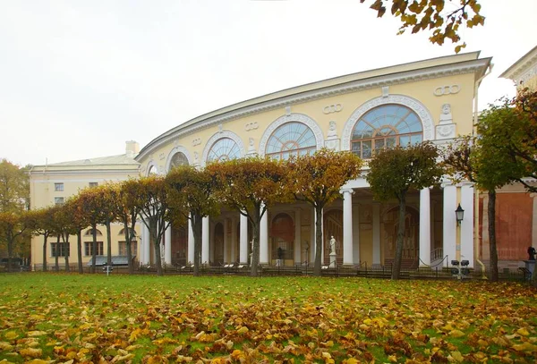 Smutna jesień rano w parku Pavlovsk Pavlovsk — Zdjęcie stockowe