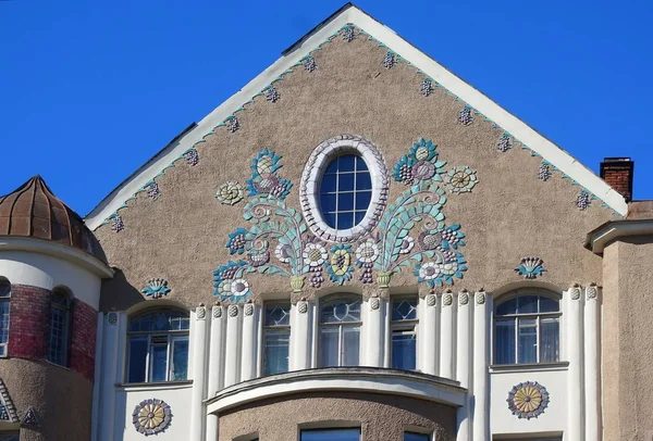 Detail of the design of the facade of a dwelling house in the Art Nouveau style on Klinsky Avenue — Stock Photo, Image