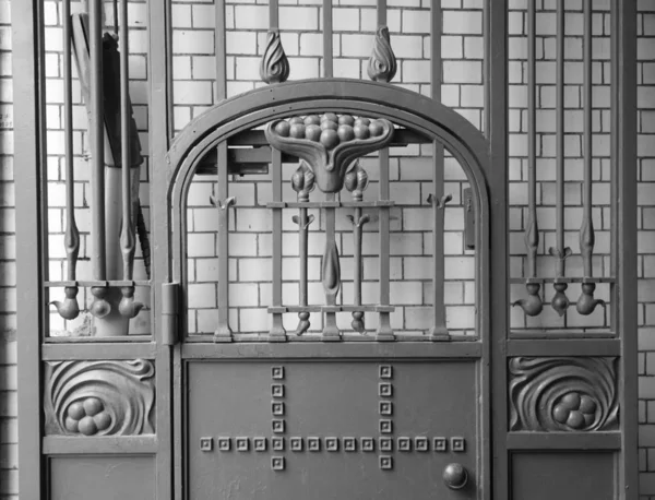 Fragment of iron gates of an Art Nouveau residential building on Marat Street — Stock Photo, Image