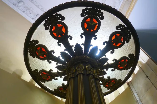 Lampadaire dans le pavillon de la station de métro Kirovsky zavod — Photo