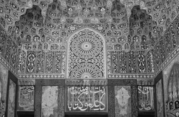 Απόσπασμα από την πρόσοψη σε στιλ αρ νουβό στο τζαμί στον καθεδρικό ναό — Φωτογραφία Αρχείου