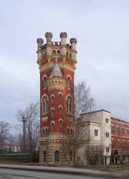 Water tower of the Obukhovsky plant on Oktyabrskaya Embankment — Stock Photo, Image