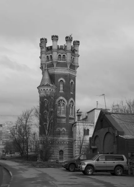 Torre de água da fábrica de Obukhovsky em Oktyabrskaya Embankment — Fotografia de Stock
