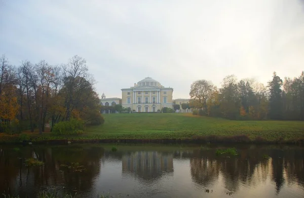 Spokojny poranek jesienią w parku Pavlovsk — Zdjęcie stockowe