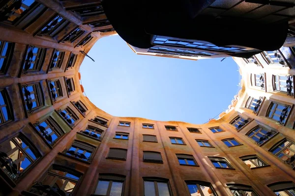 Casa Mila'nın avlusu üzerindeki gökyüzü