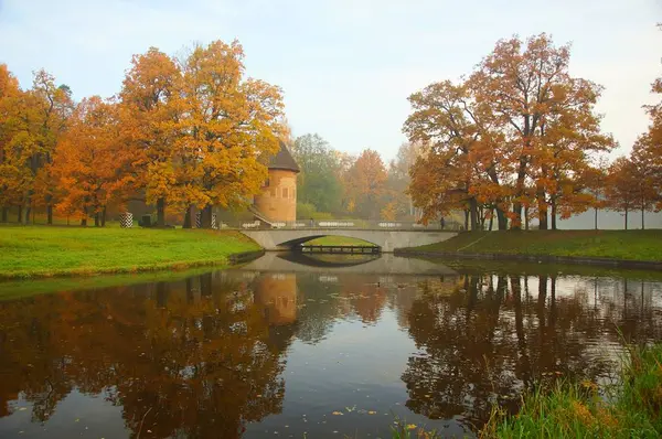 Herbst Morgen Peelingturm und die Brücke im Pavlovsk Park — Stockfoto