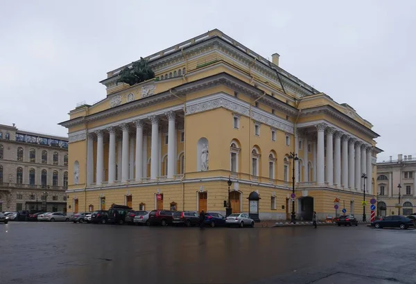 奥斯特罗夫斯基广场上亚历山德林斯基剧院的建造 — 图库照片