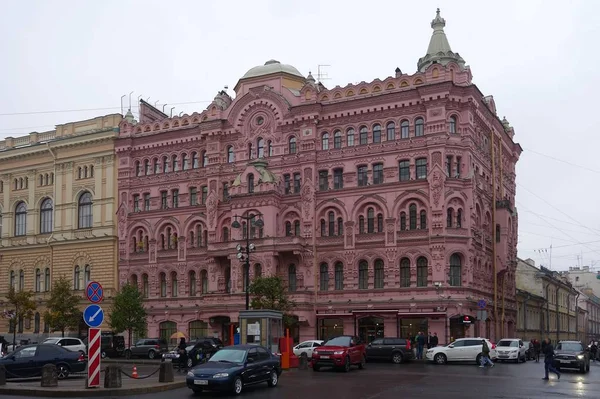 Bacino di casa su Ostrovsky Square — Foto Stock