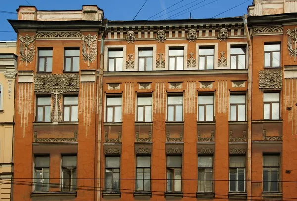 Fragment of the facade of the apartment building in the Art Nouveau style on Marat Street — Stock Photo, Image