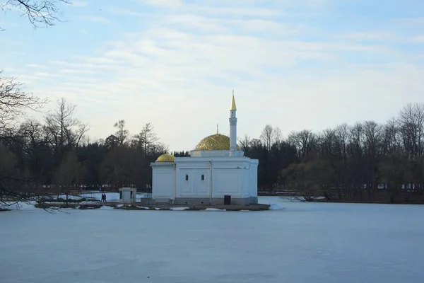 Gå igenom Catherine Park i Tsarskoye Selo på mars dag — Stockfoto