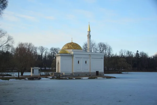 Gå igenom Catherine Park i Tsarskoye Selo på mars dag — Stockfoto