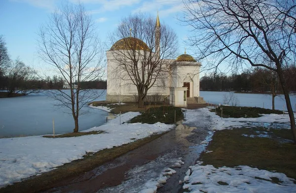 Passeggiata nel parco Catherine a Zarskoye Selo il giorno di marzo — Foto Stock