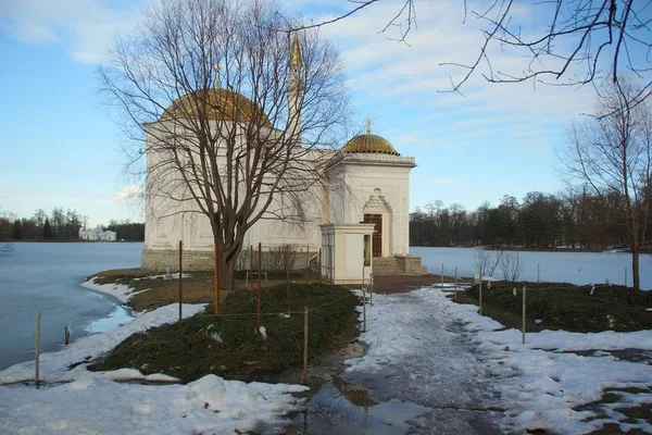 Passeggiata nel parco Catherine a Zarskoye Selo il giorno di marzo — Foto Stock