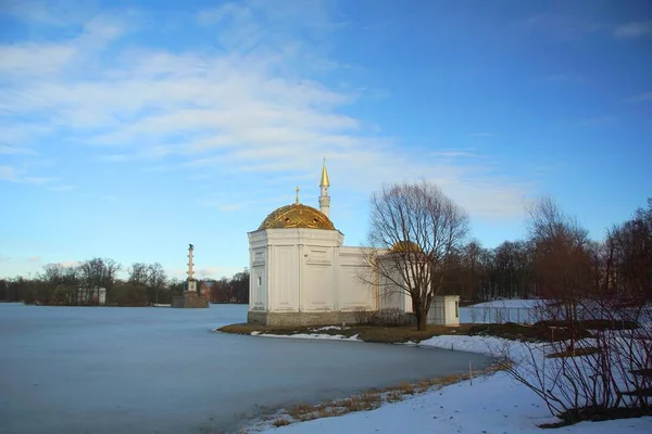 Gå igenom Catherine Park i Tsarskoye Selo på mars dag — Stockfoto