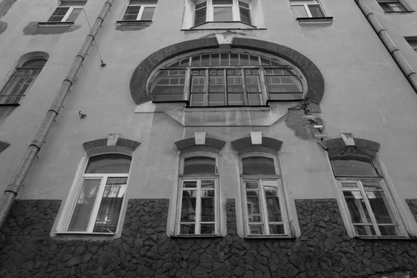 Fragment of the facade of an apartment building in the Art Nouveau style in Perekupniy Lane — Stock Photo, Image