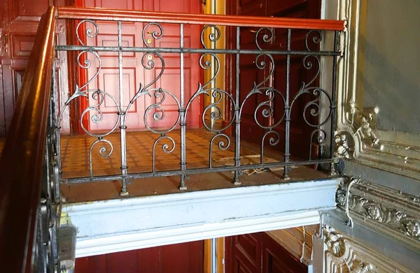 Fragment dekoracji na głównej klatce schodowej budynku w stylu Art Nouveau na 7th Krasnoarmeiskaya Street — Zdjęcie stockowe