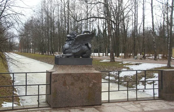 Abril paseo por el Parque Alexandrovsky en Tsarskoye Selo — Foto de Stock