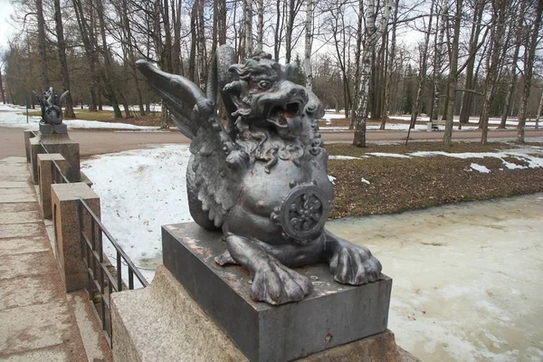 Ο Απρίλιος περνά μέσα από το πάρκο Αλεξάνκαρσκι στο Τσαρτσάφσκι Σέλο — Φωτογραφία Αρχείου