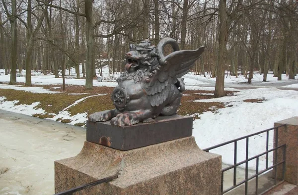 Nisan Tsarskoye Selo Alexandrovsky Parkı ile yürüyüş — Stok fotoğraf