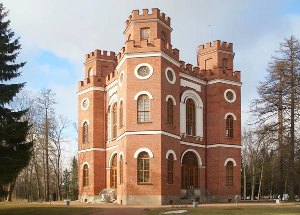 March walk in Alexandrovsky Park in Tsarskoe Selo — Stock Photo, Image