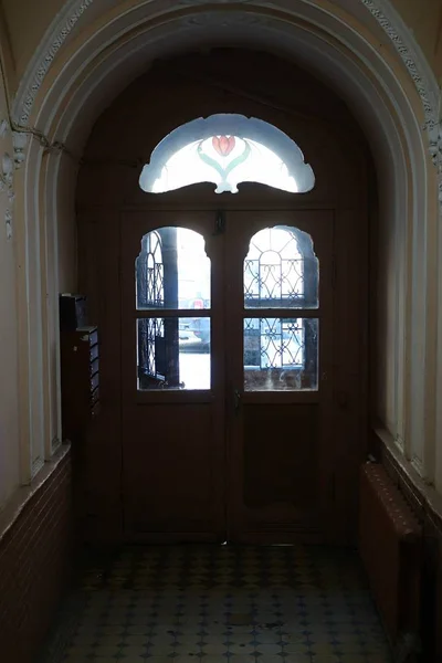 Interior de la escalera principal en el edificio de apartamentos Palkin en Rubinstein Street en San Petersburgo — Foto de Stock