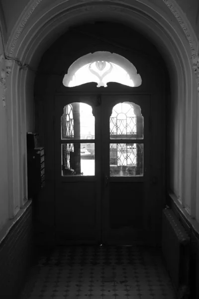 Interior da escadaria principal no prédio de apartamentos de Palkin na Rua Rubinstein em São Petersburgo — Fotografia de Stock