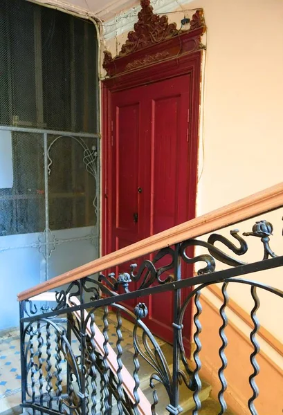 L'intérieur de l'escalier principal de l'immeuble Palkin sur la rue Rubinstein — Photo