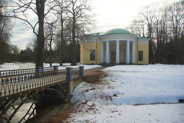 Caminata de marzo en el Parque Ekaterininsky en Tsarskoye Selo —  Fotos de Stock