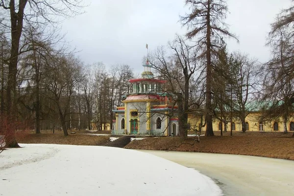 Passeggiata di marzo nel parco Catherine a Tsarskoye Selo — Foto Stock