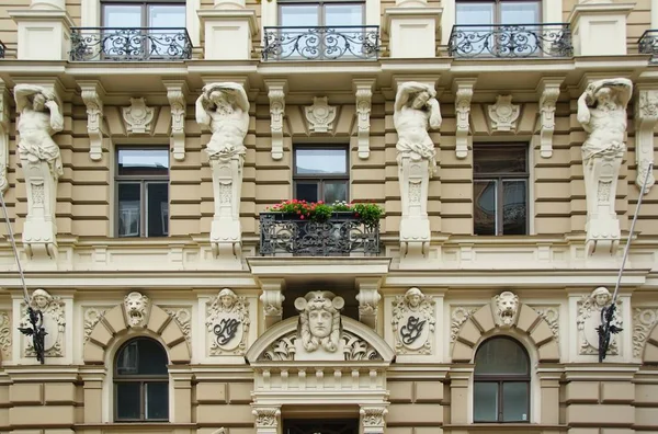 Fragmento de la fachada en el estilo Art Nouveau de un edificio residencial en la calle Elizabeth — Foto de Stock