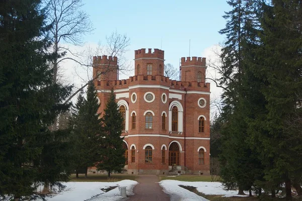 Maart wandeling in Alexandrovsky Park in Tsarskoe Selo — Stockfoto