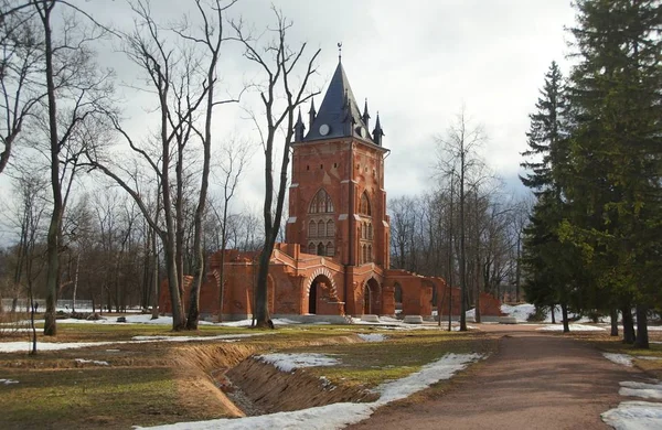 Caminata a finales de marzo en el Parque Alexandrovsky en Tsarskoe Selo — Foto de Stock