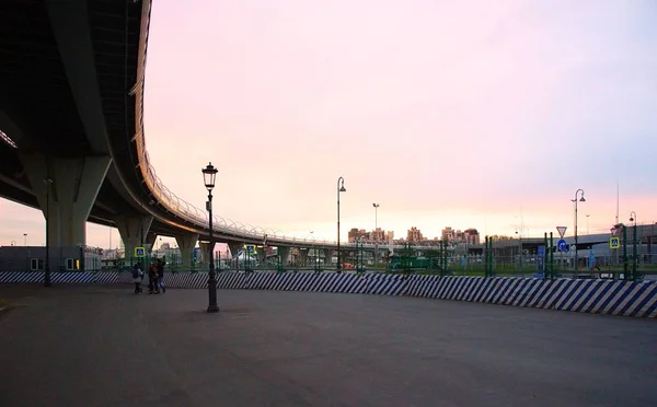 Sommarkväll och solnedgång på ön Krestovsky — Stockfoto