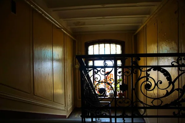 Baka's apartment building in Art Nouveau style on Kirochnaya Street in St. Petersburg, the interior of the grand staircase — Stock Photo, Image