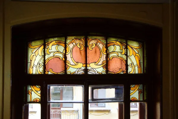 Baka 's wohnhaus im jugendstil in der kirochnaya straße in st. petersburg, innenraum der treppe, — Stockfoto