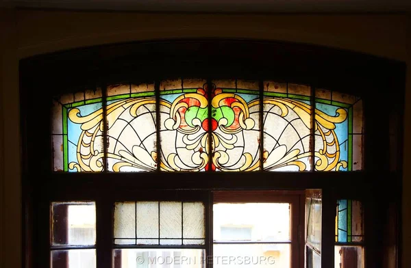 Baka's appartementengebouw in Art Nouveau-stijl op Kirochnaya straat in St. Petersburg, interieur van de belangrijkste trap, — Stockfoto