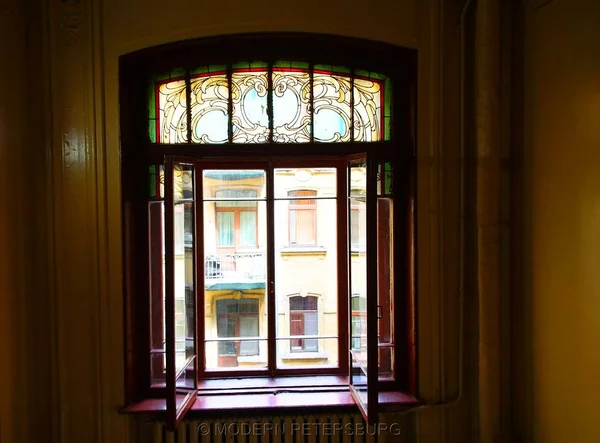 Edificio de apartamentos de Baka en estilo Art Nouveau en la calle Kirochnaya en San Petersburgo, interior de la escalera principal , — Foto de Stock