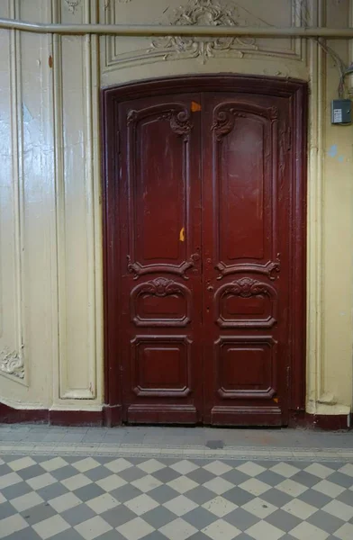 Baka's appartementengebouw in Art Nouveau-stijl aan Kirochnaya straat in St. Petersburg, het interieur van de Grand Staircase — Stockfoto