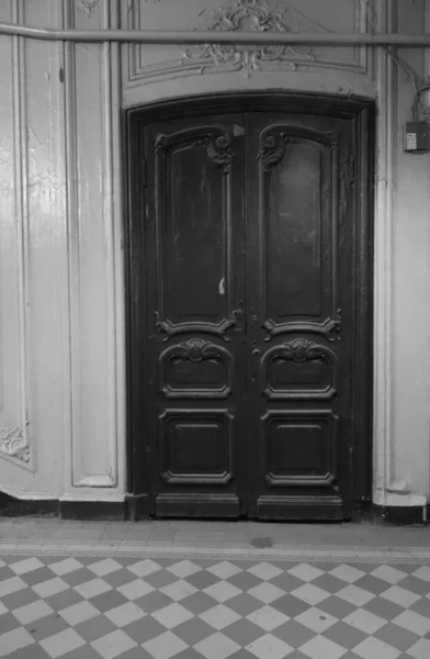 Жилой дом Баки в стиле модерн на Кирочной улице в Санкт-Петербурге, интерьер парадной лестницы — стоковое фото