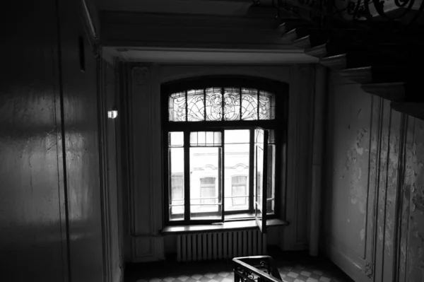 Baka budynku apartamentowego w stylu secesyjnym na ulicy Kirochnaya w Sankt Petersburgu, wnętrze głównej klatki schodowej, — Zdjęcie stockowe