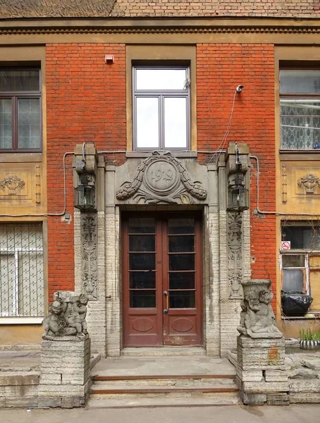 L'ingresso al condominio in stile Liberty, Tolstovsky House sul Fontanka Embankment — Foto Stock