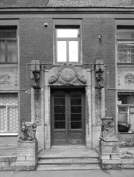 La entrada al edificio de apartamentos en el estilo Art Nouveau, Tolstovsky House en el Fontanka Embankment —  Fotos de Stock