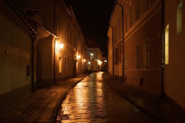 Eski kasabanın dar sokağında kış akşamı