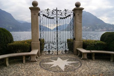 Göl kenarında ki kapı - bir sembol ve simgesel yapı