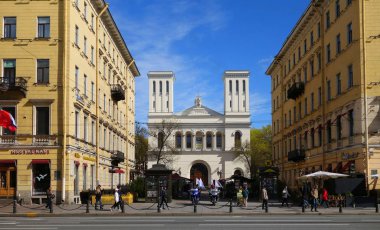 Bahar sabahı ve Nevsky Prospect üzerinde Aziz Peter ve Paul Kilisesi