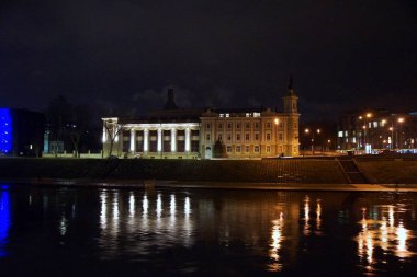 Nemunas nehrinin kıyısında kış akşamı